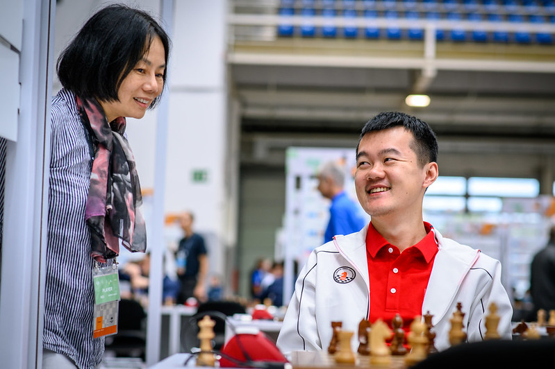 Peng Zhao y Ding Liren, a quien se le ve alegre y relajado en la Olimpiada de Ajedrez